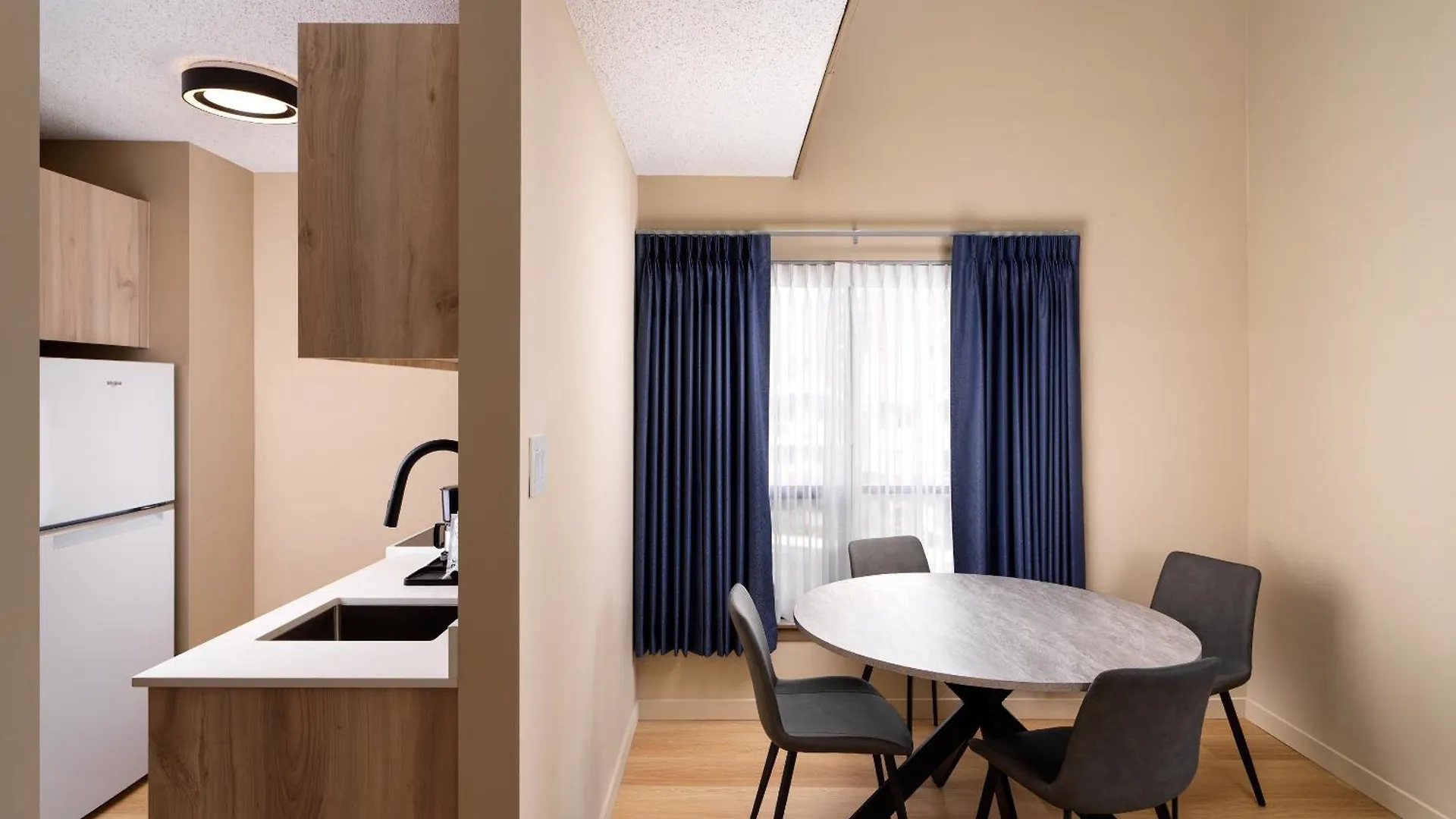 Huntingdon Hotel And Suites Victoria